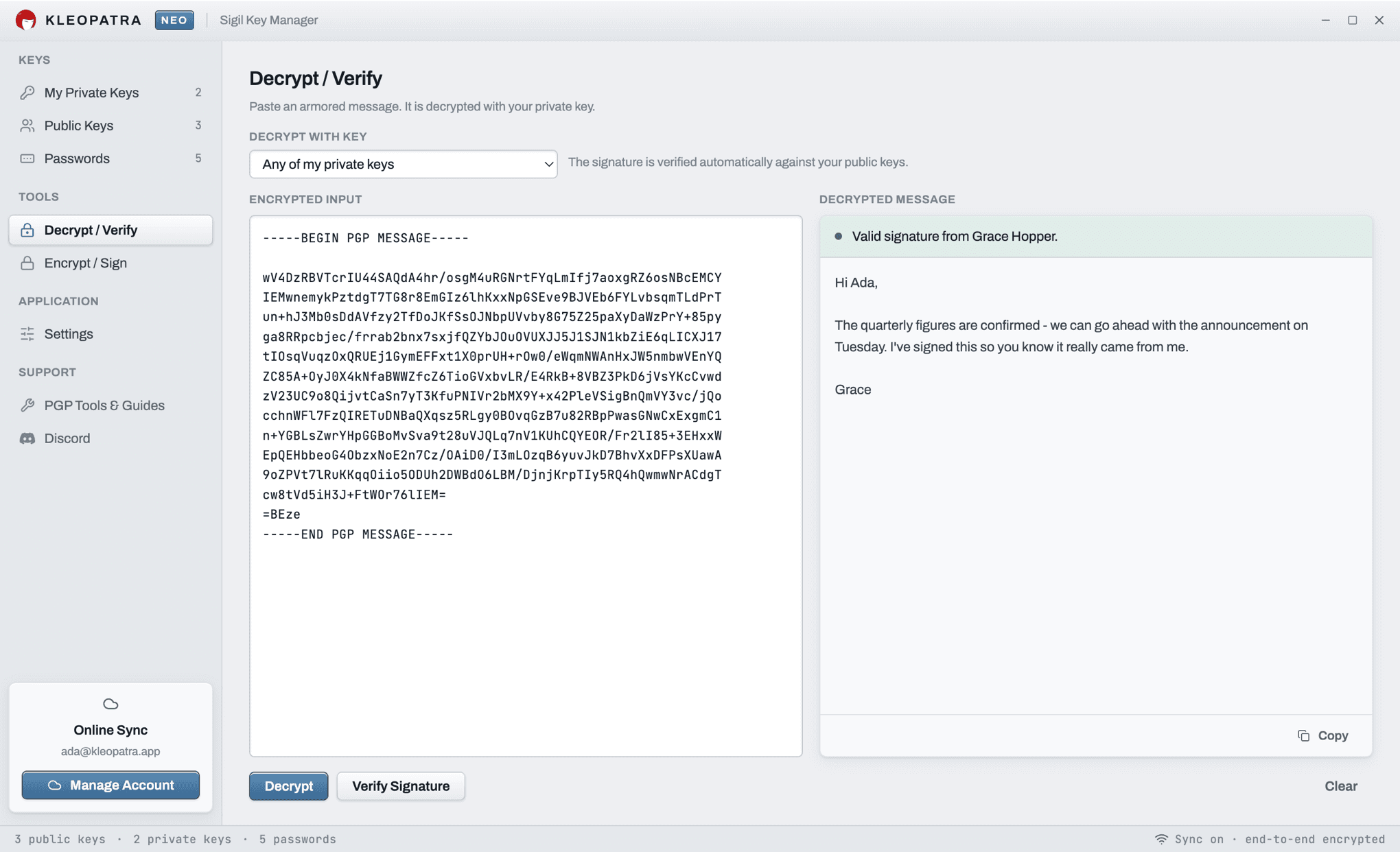 Kleopatra Decrypt / Verify screen: an armored message on the left, the decrypted text and a valid signature banner on the right